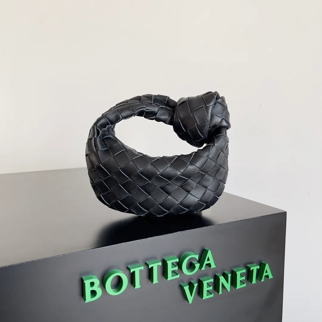 Batch 1080 BV super mini JODIE handbag, dumpling bag, braided knotted bag, simple, fashionable and super cute🍒Every color is high-end. It is a smaller version of the original mini version🤣It can only hold cuteness🍓🍓The upper body is fashionable and romantic. The fashionable bags created by Daniel Lee are really more and more favored by street experts. Style number: 730828 Size: 17*16*6.5